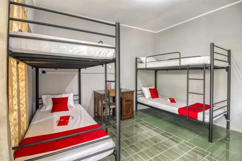 Батуретно: RedDoorz Hostel near Adisucipto Airport Yogyakarta