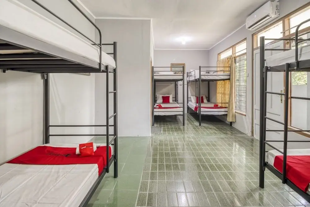 Батуретно: RedDoorz Hostel near Adisucipto Airport Yogyakarta