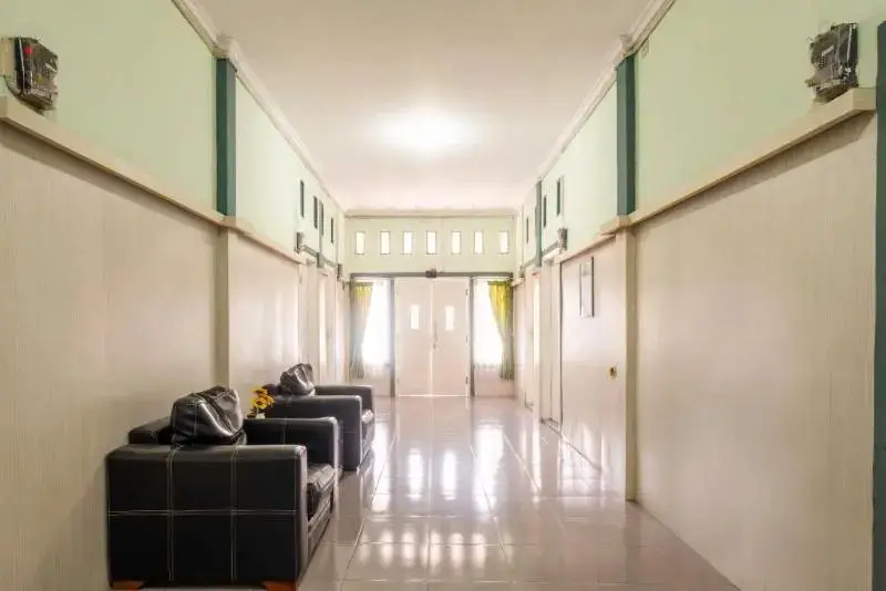 Караванг: Oyo Life 2676 Cathaleya Homestay Syariah