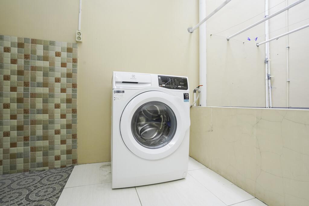 Сурабая: OYO Life 2532 Kost Putri ADIA