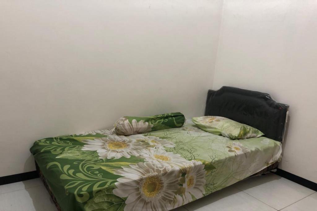 Сурабая: OYO Life 2678 Manyar Guest House