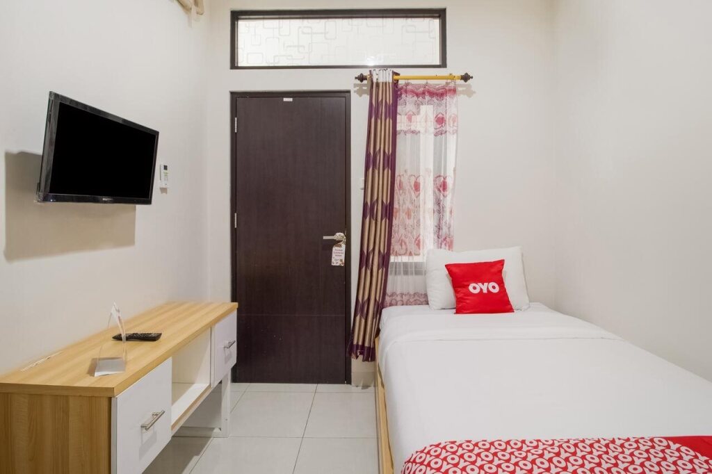 Караванг: OYO 3256 Rukost I8