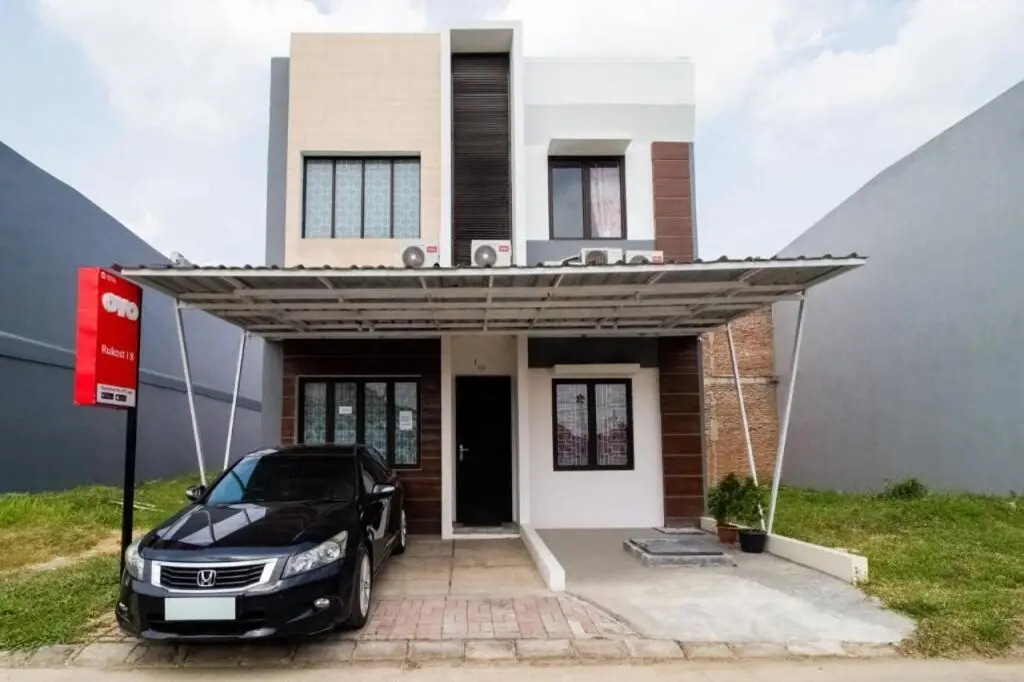 Караванг: OYO 3256 Rukost I8