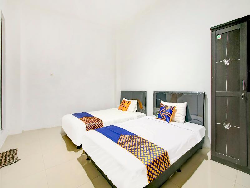Маланг: Oyo Life 2698 Kost Blessing