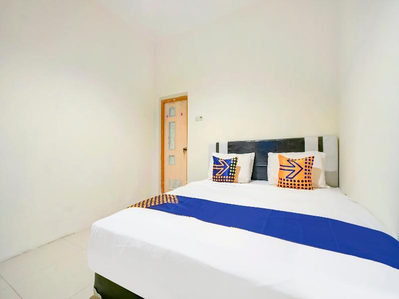Маланг: Oyo Life 2698 Kost Blessing