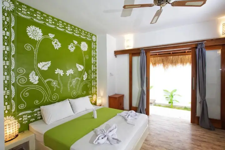 Гили Траванган: Golden Villa
