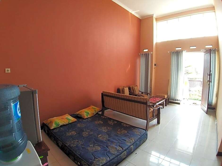 Бату: Ken's Villa 8