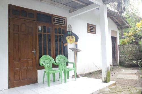 Батуретно: Riverhouse Njomblang