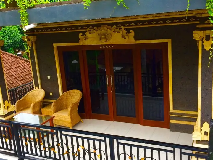 Бунутан: Amed Romance House