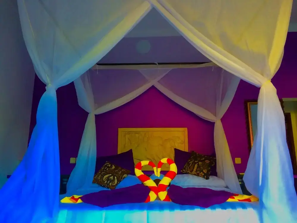 Бунутан: Amed Romance House