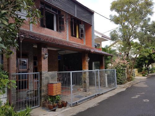 Бандунг: The Brick House
