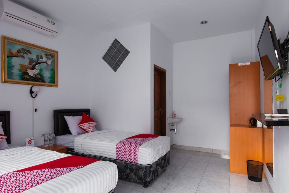 Бандунг: Cigadung Guest House by OYO