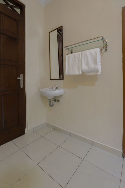 Сукарайя: New Panjang Jiwo Resort by OYO Rooms