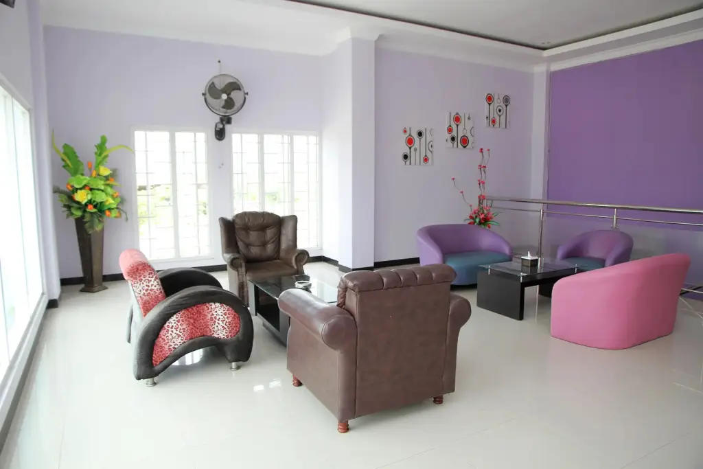 Палу: Purple Hotel by OYO Rooms
