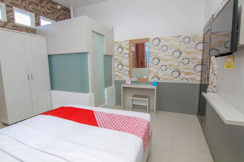 Палу: R Four Hotel by OYO Rooms