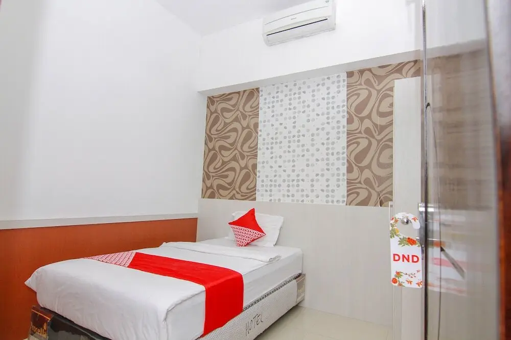 Палу: R Four Hotel by OYO Rooms
