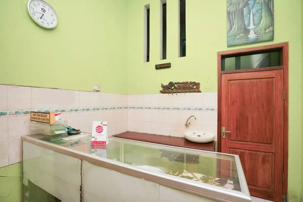 Проболинго: Penginapan Anggrek Syariah 1 by OYO Rooms