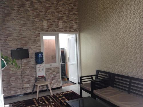 Бату: Ads 2 Family Homestay