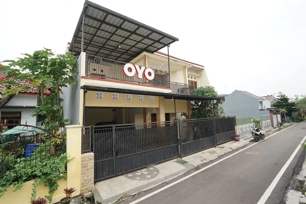 Маланг: OYO 302 Karolin Syariah Residence
