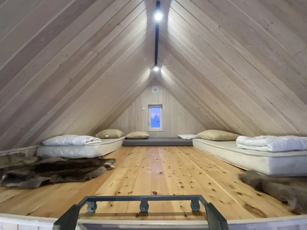 Кола: Aurora Barnhouse	