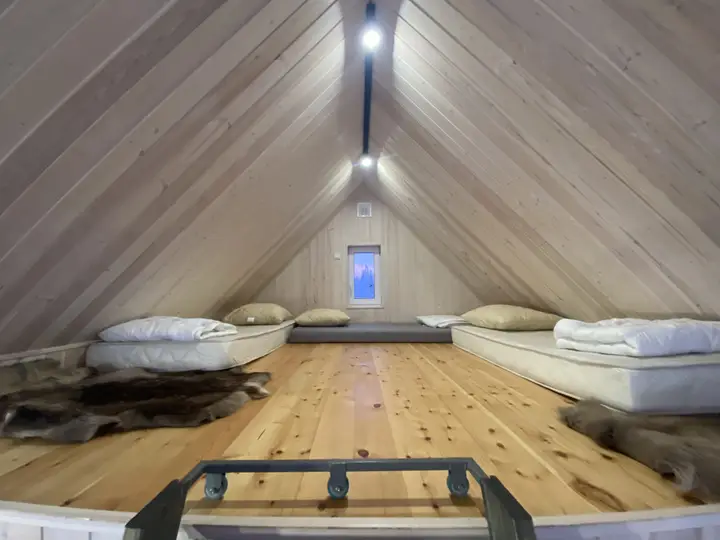 Кола: Aurora Barnhouse