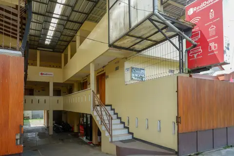 RedDoorz Syariah near GOR Satria 4 — фото 1
