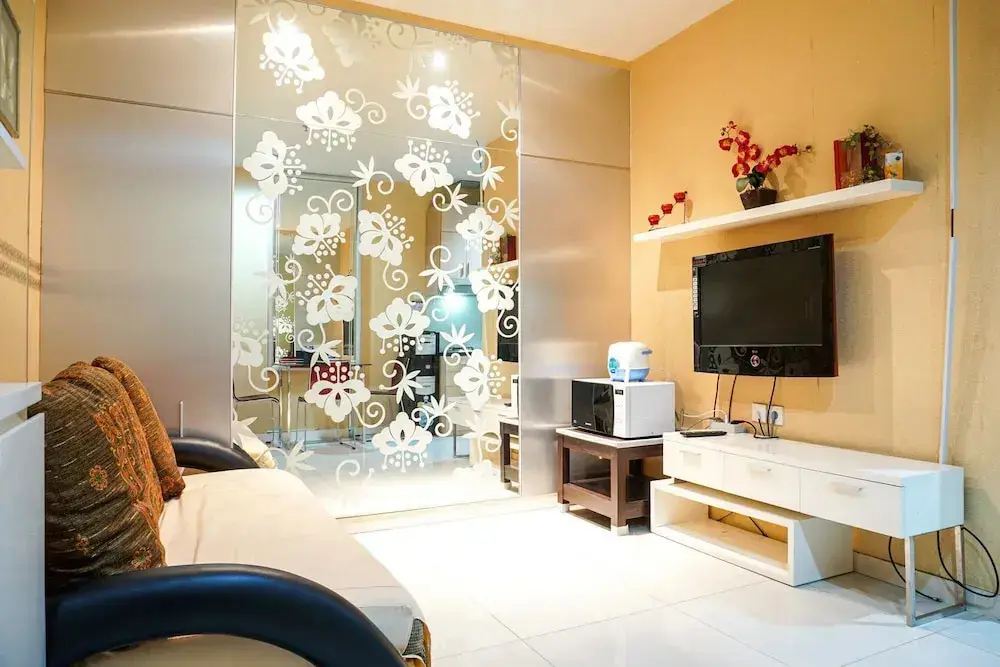 Бандунг: Trendy & Relaxing 2BR at The Suite Metro Apartment
