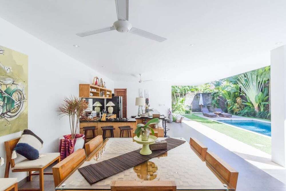 Кута: Colorful Private Villa 3 BR, Seminyak With Staff