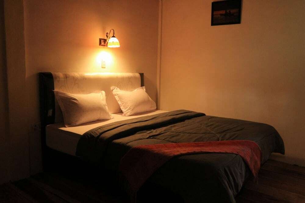 Озеро Тоба: Laster Jony's Guest House