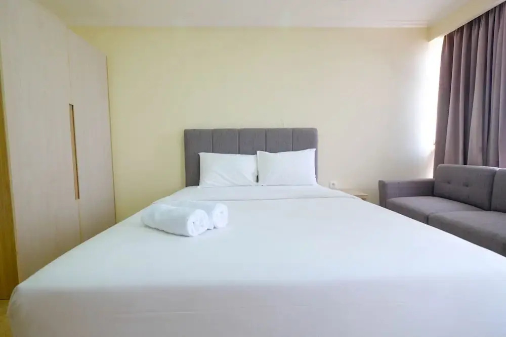 Джакарта: Comfy Studio Room with City View at Menteng Park Apartment