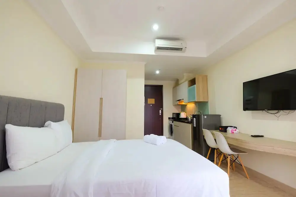 Джакарта: Comfy Studio Room with City View at Menteng Park Apartment