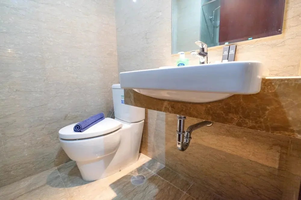 Джакарта: Comfy Studio Room with City View at Menteng Park Apartment