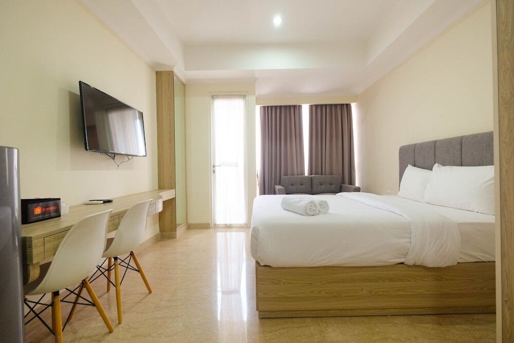 Джакарта: Comfy Studio Room with City View at Menteng Park Apartment
