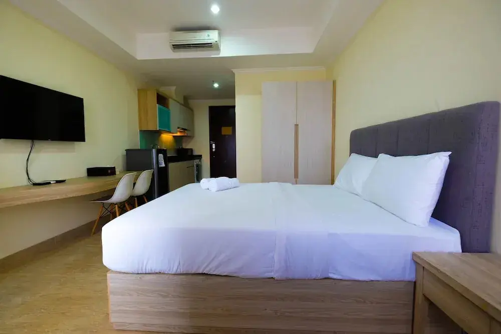 Джакарта: Comfy Studio Room with City View at Menteng Park Apartment