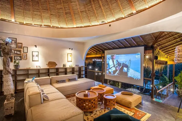 Чангу: Majestic Private Villa, 6 BR, Canggu With Staff