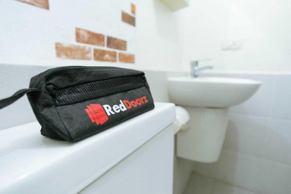 Палембанг: RedDoorz @ Jalan Sukawinatan Palembang