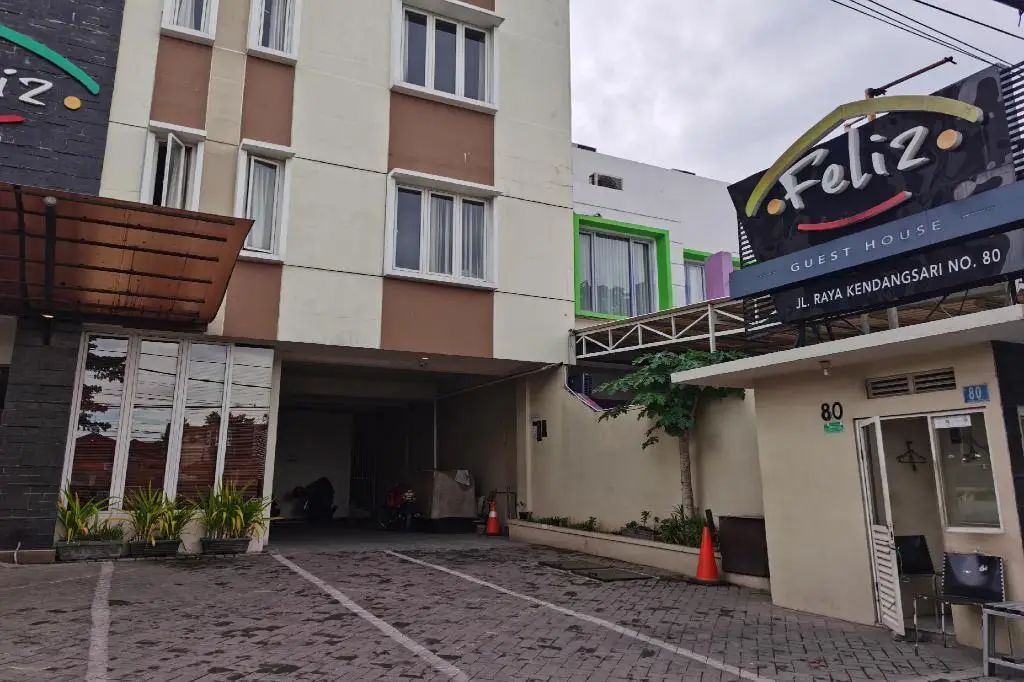 Сурабая: OYO 90075 Feliz Hotel