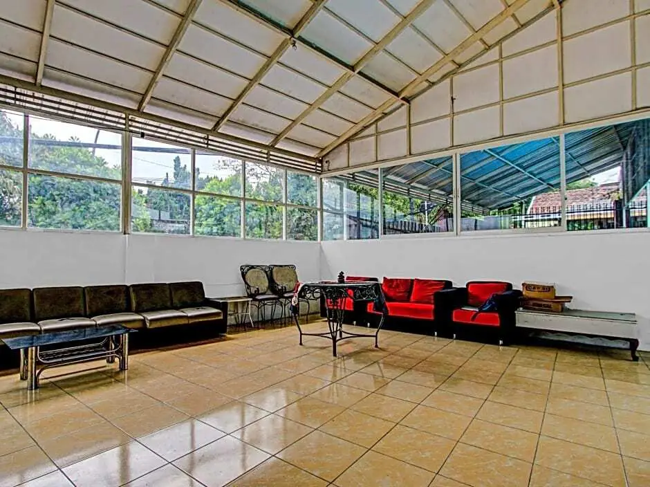 Бату: OYO 90077 Live Homestay