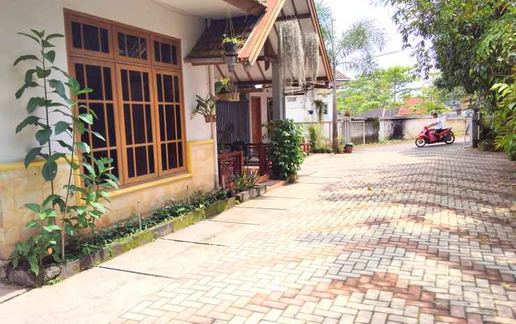 Бату: Three Bedroom (front) at Villa Trunojoyo 50