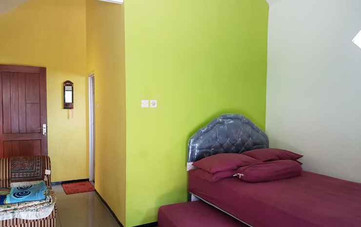Бату: Comfy Room at Trunojoyo 50