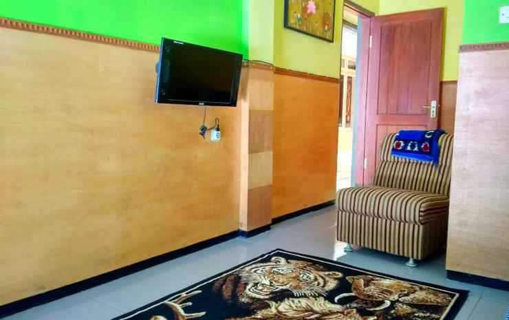 Бату: Comfy Room at Trunojoyo 50