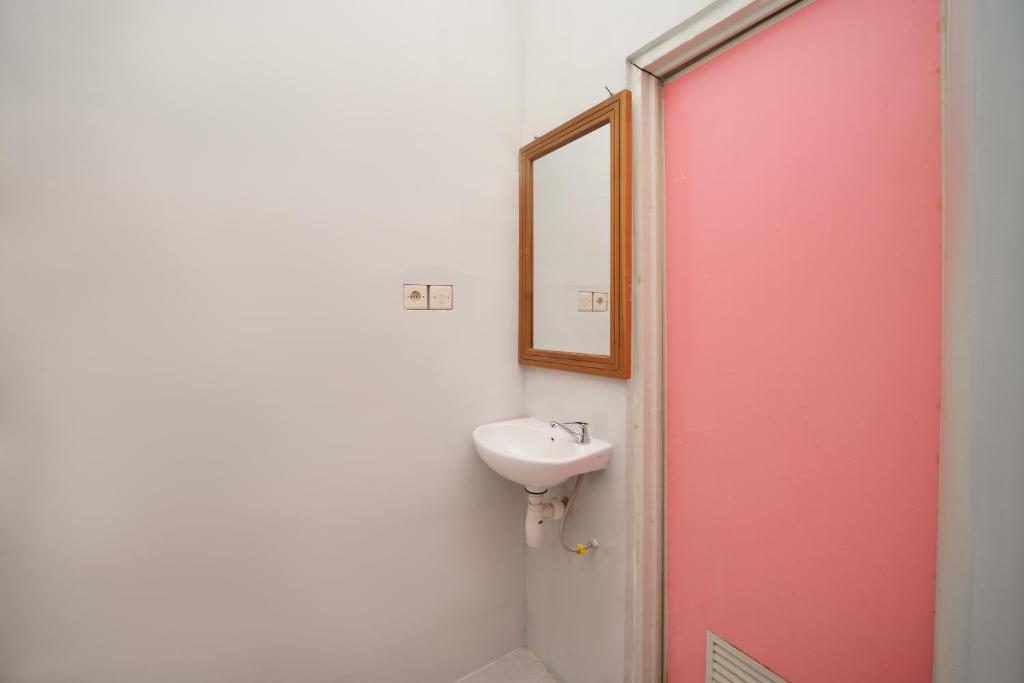 Проболинго: OYO 2937 Nindy Residence 2