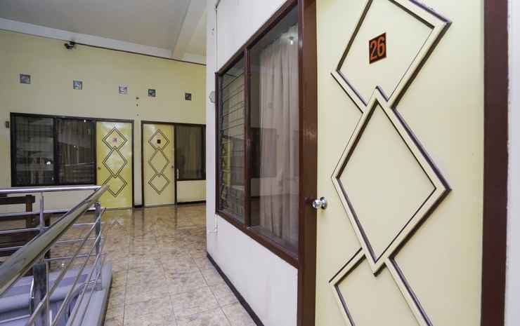 Сурабая: OYO 2902 Graha 18 Near RSU Bhayangkara Tk. II HS. Samsoeri Mertojoso Kota Surabaya