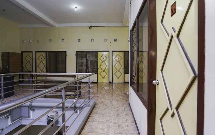Сурабая: OYO 2902 Graha 18 Near RSU Bhayangkara Tk. II HS. Samsoeri Mertojoso Kota Surabaya
