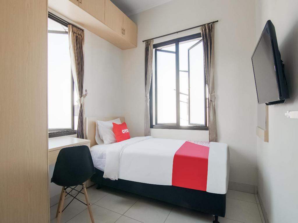 Караванг: OYO 3824 Columbus Residence J1