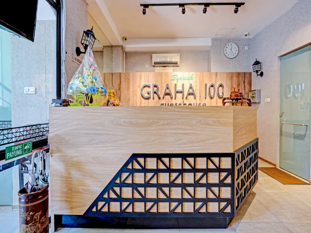 Сурабая: Super OYO Capital O 3905 Graha 100 Guest House Syariah