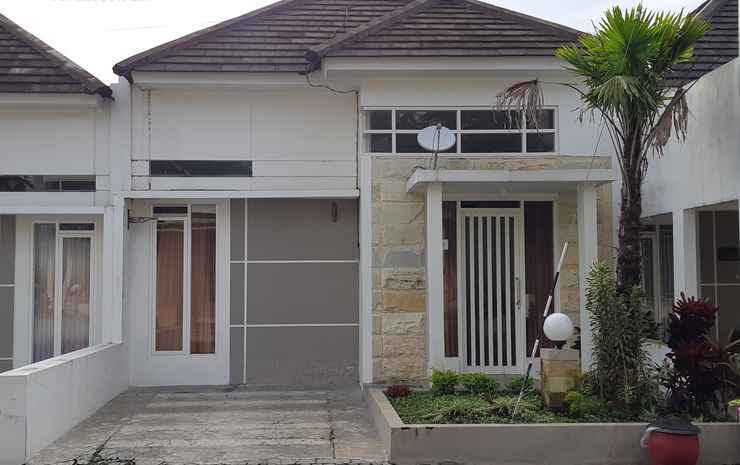 Бату: Full House Two BR at Emerald Villa Batu J6