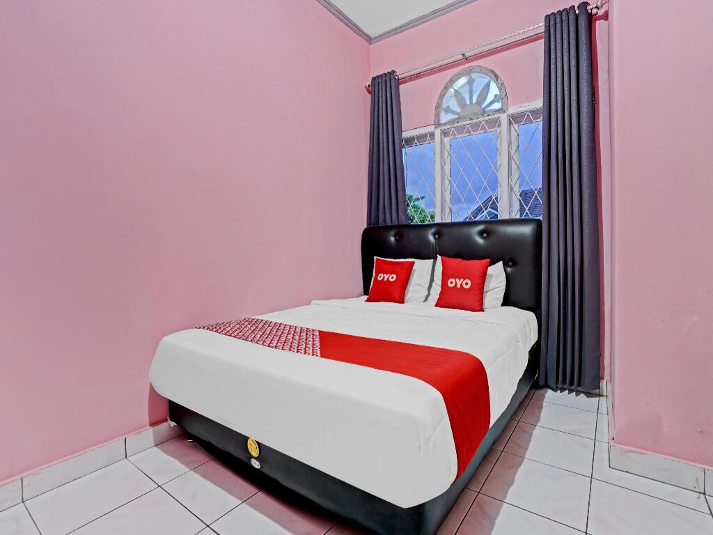 Чиребон: OYO 90289 Lestari Syariah Homestay
