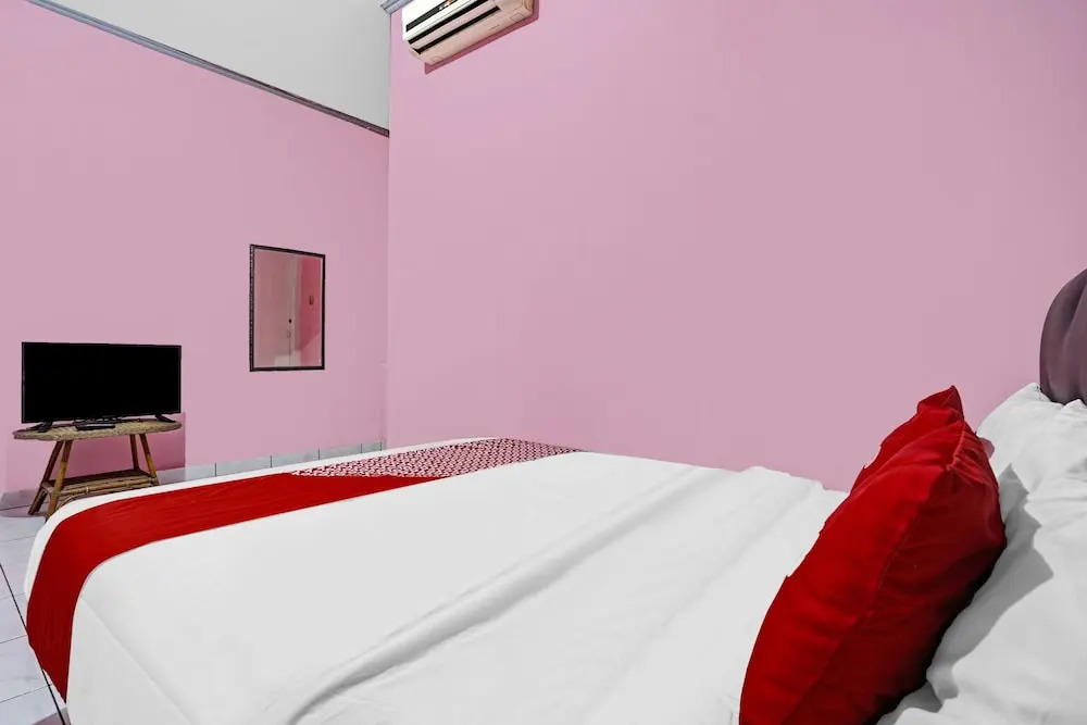 Чиребон: OYO 90289 Lestari Syariah Homestay