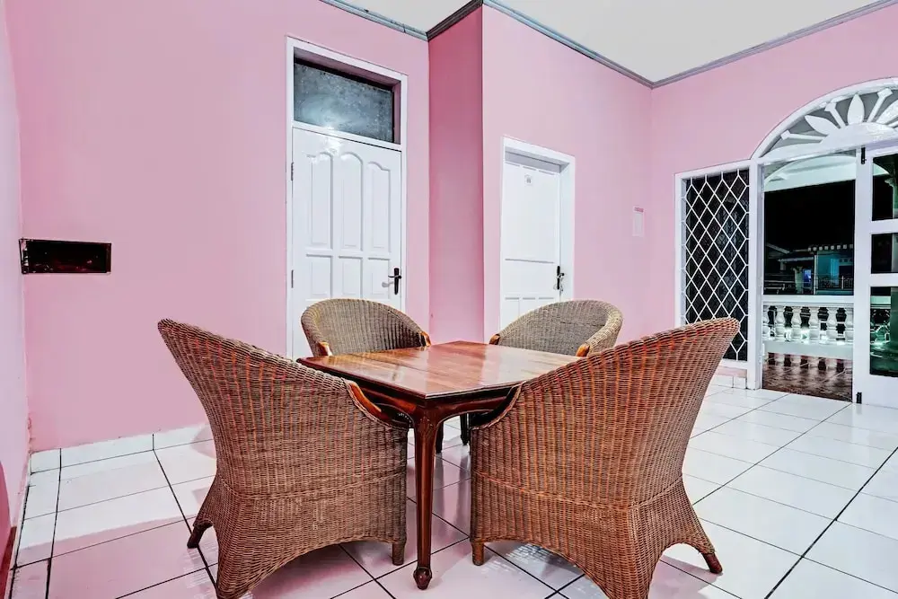Чиребон: OYO 90289 Lestari Syariah Homestay